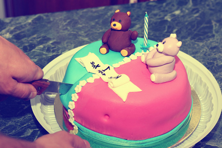 熊和鲜花生日蛋糕