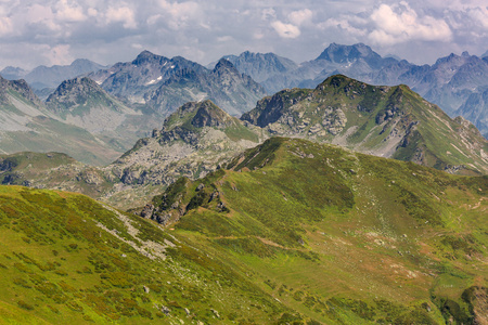 美丽的风景，与小山和山峦