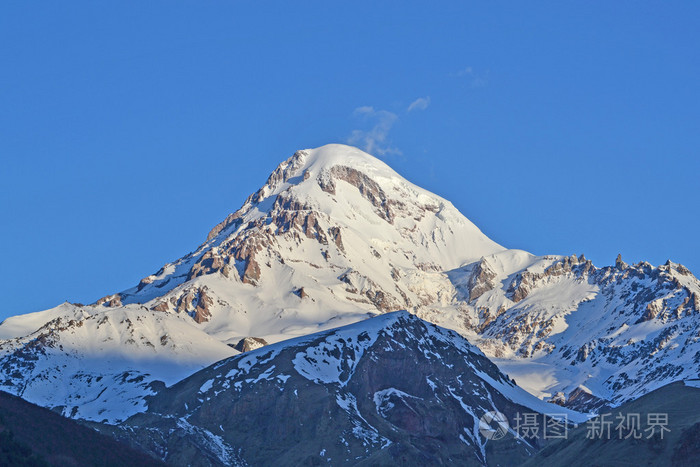 黎明时分,格鲁吉亚的雪山卡兹别克山麓