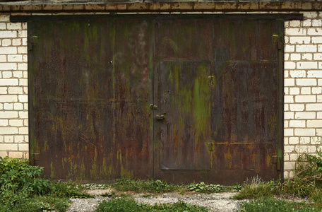 旧车库的铁门被损坏了图片
