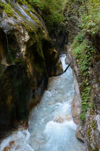 在深部岩石峡谷流