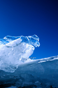 冬天。冰上表面的贝加尔湖。在冰表面的裂缝。冰风暴。用深蓝色色调的照片