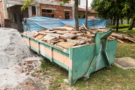 与荷载建筑工地施工垃圾箱里图片