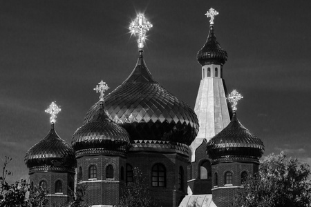 东正教教堂。教堂的金黄圆顶在村庄 yynozore 乌克兰