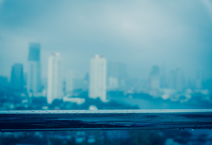 城市景观模糊照片与雨