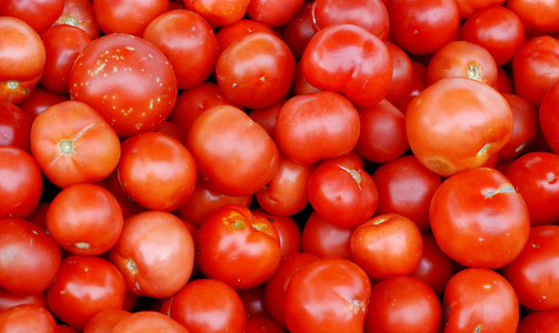 在市场上出售的新鲜西红柿