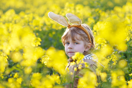 滑稽的男孩 3 年，复活节兔子耳朵，庆祝复活节