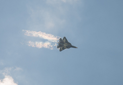 这架飞机在天空飞翔