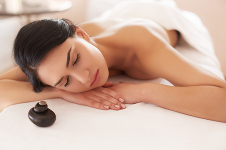 spa 的女人。一个美丽的女人得到温泉治疗