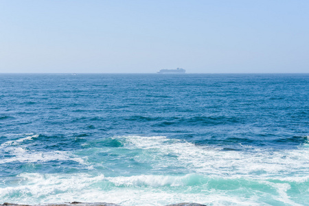 在海洋上冲浪