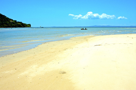八卦是海滩海藻在印度洋马达加斯加人船