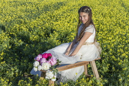 花束和圣餐穿连衣裙的少女