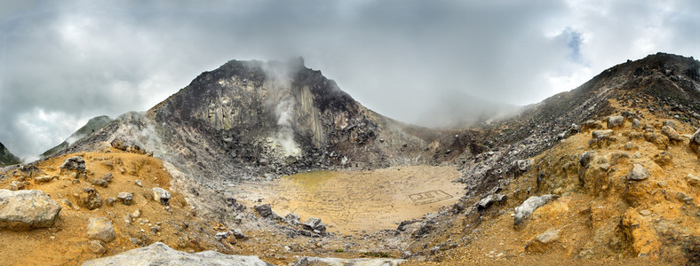 火山全景，戏剧性的天空