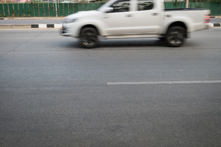 在道路上行驶的汽车快速运动模糊