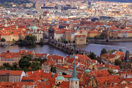 布拉格老城与红色的屋顶和伏尔塔瓦河河的全景