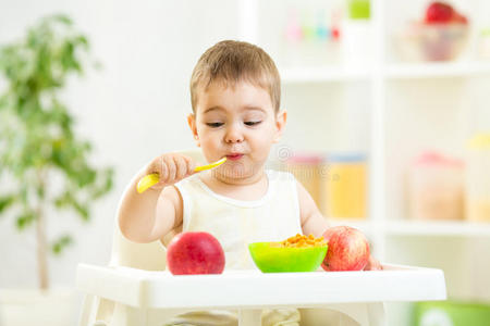 有趣的孩子在室内吃健康食品