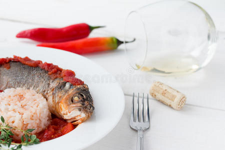 红辣椒蒸鲈鱼。