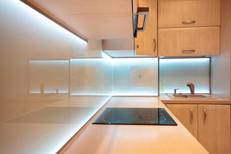 带白色led照明的现代豪华厨房
