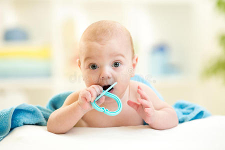 可爱宝宝用毛巾捂着牙缝