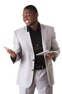 一个拿着平板电脑的非洲男人