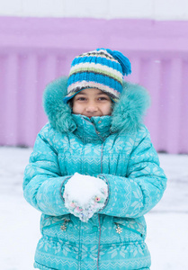 快乐的小女孩冬天在户外玩雪