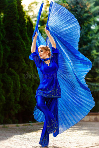 美丽的女人。挥舞着织物翅膀。色调图像