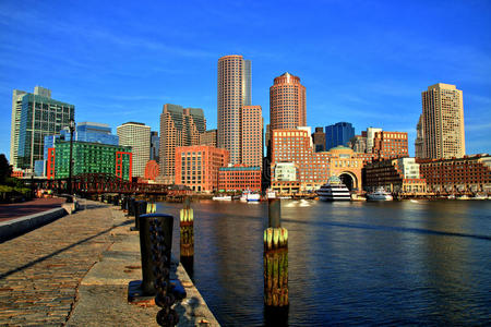 波士顿天际线，日出时有金融区和波士顿港