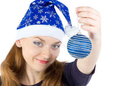戴着帽子戴着圣诞球的女人的照片
