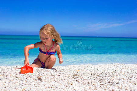 可爱的小女孩玩沙滩玩具