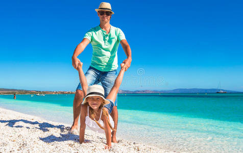 快乐的爸爸和小女孩在热带玩得开心