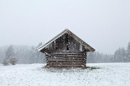 降雪时的木屋