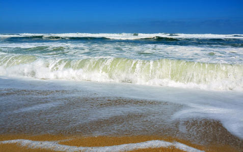 新西兰斯科茨海滩的石灰绿波浪
