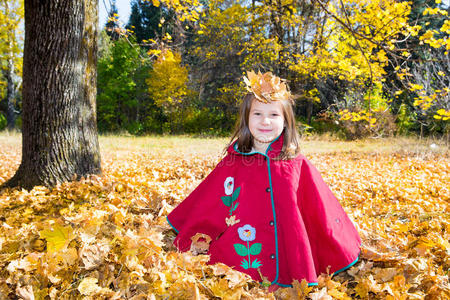 秋天的女孩和秋天的落叶玩耍