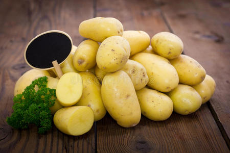 一堆新鲜的有机土豆