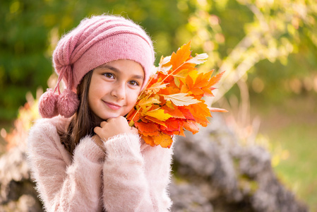 在户外在美丽的秋日的可爱小女孩