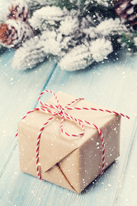 圣诞礼物盒和树分支
