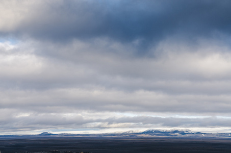 冰岛在云下的山峦