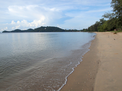 在沙滩上海中的波浪