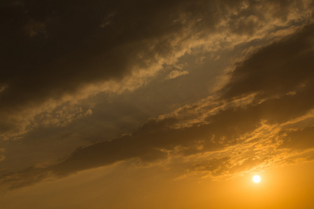 在傍晚的阳光光线的夕阳的天空背景