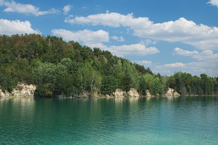 有绿色水的湖和有树木的小山