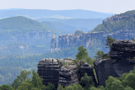 与组岩石 Affensteine 从 Schrammstein 在撒克逊瑞士观赏点看全景
