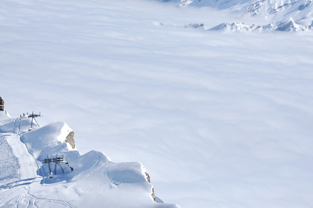 以上在山谷在冬天在积雪山脉的雾