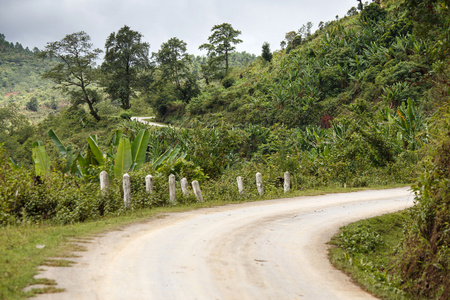 在缅甸山区道路