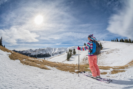 在山上滑雪旅游