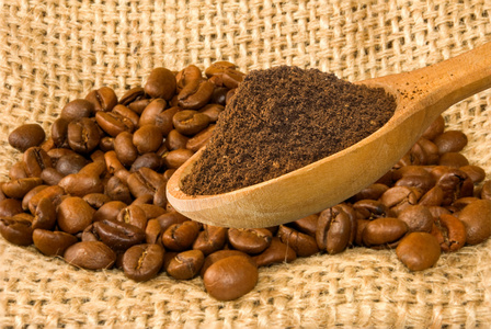 木勺咖啡豆和咖啡粉