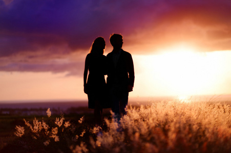 欣赏落日美景的年轻夫妇