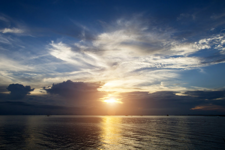 非集中的日落天空在湖，泰国