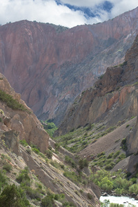 在樊山的岩石景观。帕米尔高原。塔吉克斯坦中央