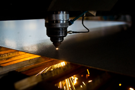 工业激光切割加工制造工艺的钢平整钣金件材料的火花