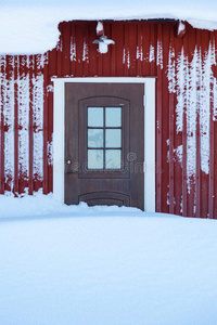 积雪覆盖的门